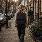 Braun-schwarzer Tagesrucksack Mocha aus Oxford Canvas mit großer Klappe und zwei Verschlüssen.
