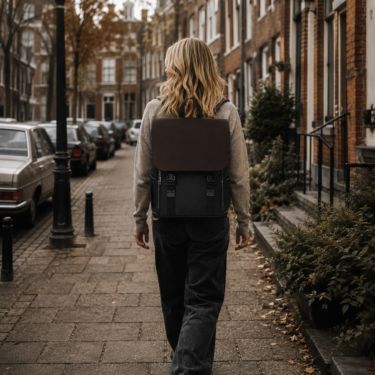 Braun-schwarzer Tagesrucksack Mocha aus Oxford Canvas mit großer Klappe und zwei Verschlüssen.
