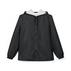 Schwarzer Windbreaker für Damen mit Kapuze, schwarzem Reißverschluss und großen Taschen.
