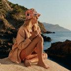 Bucket Hat Artistic Flow für Damen mit abstraktem Print in Terracotta, Peach, Mauve, Olivgrün und Blau.