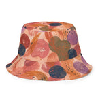 Bucket Hat Artistic Flow für Damen mit abstraktem Print in Terracotta, Peach, Mauve, Olivgrün und Blau.