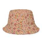 Wendbarer Bucket Hat mit Vintage-Blumenmuster in Rosa, Orange und Salbeigrün, Rückseite einfarbig Rosa