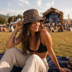 Wendbarer Bucket Hat Midnight Bloom von jenniabroad mit floralem Blumenmuster und dunkelblauer Seite für Strand, Urlaub und sonnige Tage.