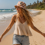 Blonde Frau trägt einen Bucket Hat mit Blättermuster am Strand. Der wendbare Fischerhut eignet sich ideal für Reisen in tropische Länder wie Thailand und Co.