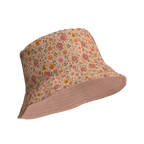 Wendbarer Bucket Hat mit Vintage-Blumenmuster in Rosa, Orange und Salbeigrün, Rückseite einfarbig Rosa