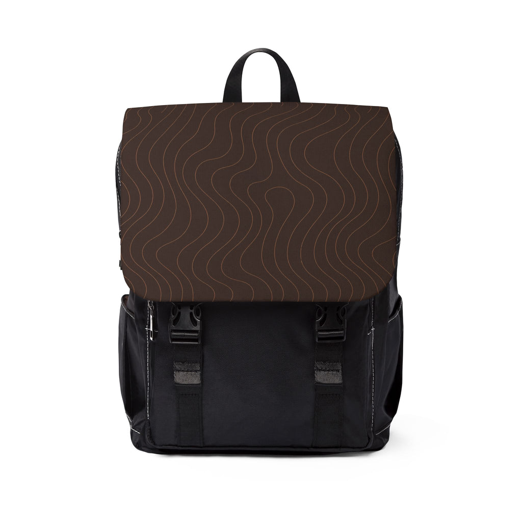 Braun-schwarzer Tagesrucksack Mocha Waves mit Wellenmuster auf dem Rücken eines Models im herbstlichen Wald