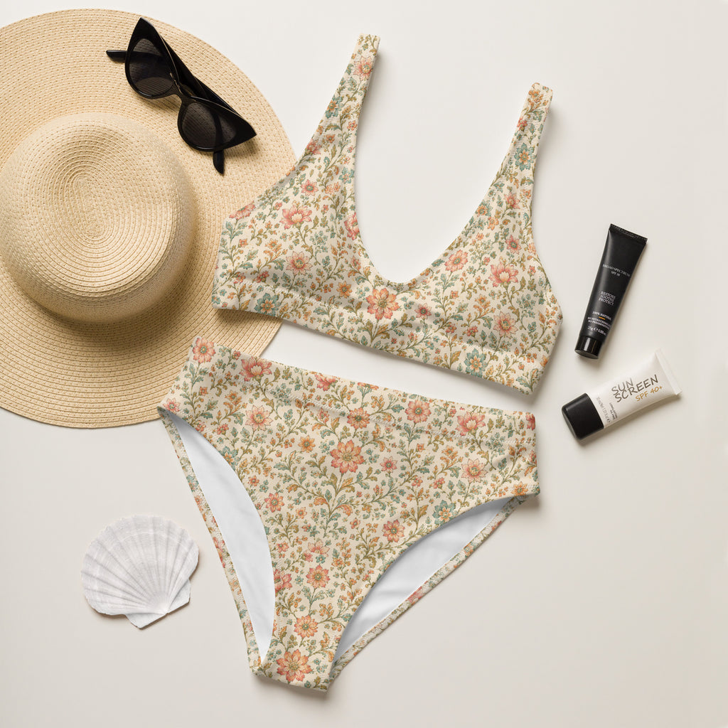 Cremefarbener High Waist Bikini mit zartem Blumenmuster in Salbeigrün und Rosatönen.