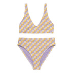 High-Waist Bikini Lavender Picnic mit Schachbrettmuster in Lavendel und Sonnengelb mit Blümchen-Details.