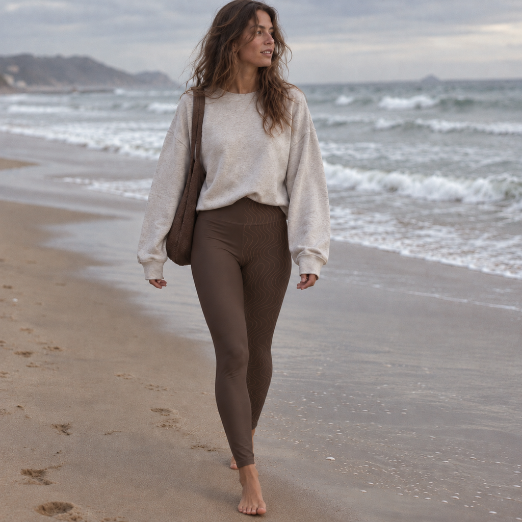 Braune Yoga Leggings Mocha Waves mit feinem Wellenmuster an einem Bein
