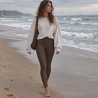 Braune Yoga Leggings Mocha Waves mit feinem Wellenmuster an einem Bein