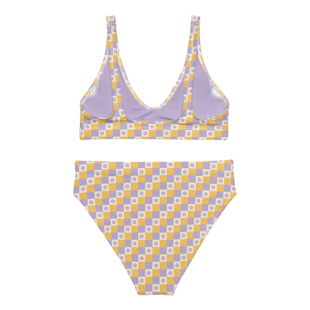 High-Waist Bikini Lavender Picnic mit Schachbrettmuster in Lavendel und Sonnengelb mit Blümchen-Details.