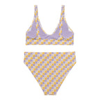 High-Waist Bikini Lavender Picnic mit Schachbrettmuster in Lavendel und Sonnengelb mit Blümchen-Details.