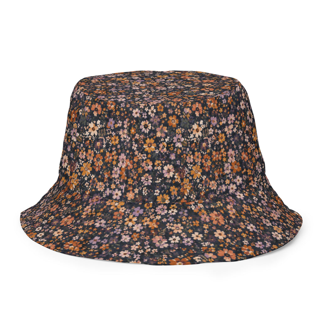 Wendbarer Bucket Hat Midnight Bloom von jenniabroad mit floralem Blumenmuster und dunkelblauer Seite für Strand, Urlaub und sonnige Tage.