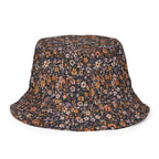 Wendbarer Bucket Hat Midnight Bloom von jenniabroad mit floralem Blumenmuster und dunkelblauer Seite für Strand, Urlaub und sonnige Tage.