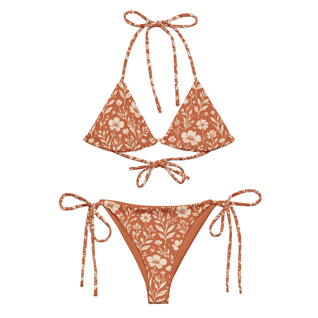 Triangel Bindebikini Canyon Bloom mit Wildblumen-Silhouette in Cremeweiß auf Terrakotta, verstellbare Bänder.