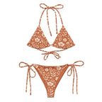 Triangel Bindebikini Canyon Bloom mit Wildblumen-Silhouette in Cremeweiß auf Terrakotta, verstellbare Bänder.