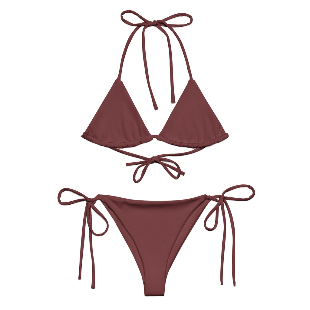 Triangel Bindebikini Deep Berry in tiefem Beerenlila beim Sonnenuntergang – verstellbare Bänder oben und unten.