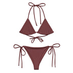 Triangel Bindebikini Deep Berry in tiefem Beerenlila beim Sonnenuntergang – verstellbare Bänder oben und unten.