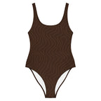 Brauner Badeanzug Mocha Waves für Damen mit feinem Wellenmuster und hohem Beinausschnitt.