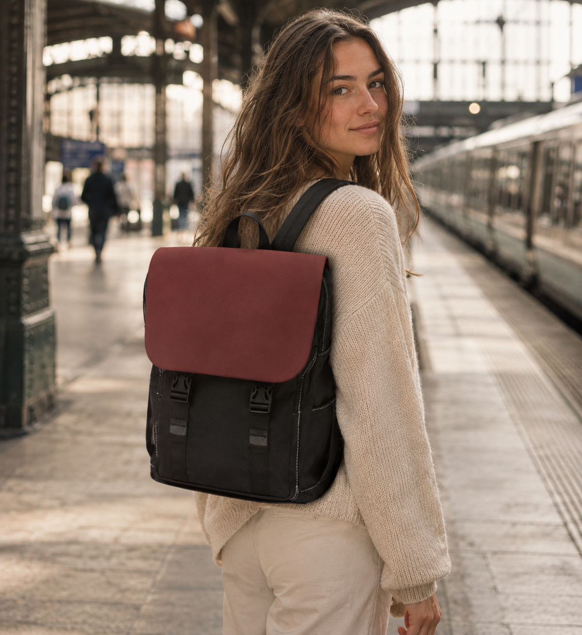 Tagesrucksack Deep Berry mit schwarzem Körper, großer Beerenlila Klappe und zwei Schnallenverschlüssen.
