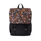 Tagesrucksack Midnight Blue aus Oxford Canvas – schwarzer Körper mit dunkelblauer Blumenmuster-Klappe auf Wanderweg