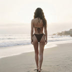 Triangel Bikini in Mocha Braun für Damen mit gebundenem Top und seitlich gebundener Bikinihose am Strand.