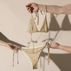 Triangel Bikini mit viktorianischem Blumenmuster in Rosa, Pfirsich und Salbeigrün.