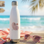 Weiße Edelstahl-Trinkflasche Bare Soul mit silberfarbenem Verschluss, filigraner Frauenillustration und roséfarbenen Designelementen.