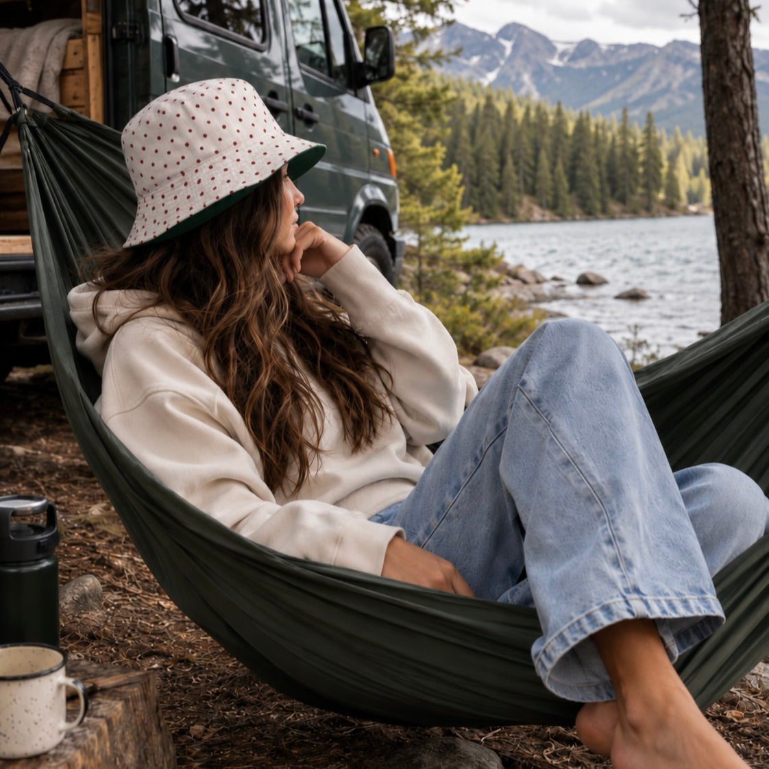 Wendbarer Bucket Hat Forest Dots mit cremefarbenem Stoff, dunkelrotem Punktemuster und einer schlichten dunkelgrünen Rückseite.