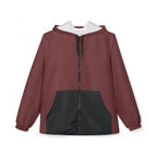 Windbreaker Deep Berry mit schwarzem Körper, Kapuze, Reißverschluss und großen schwarzen Taschen.