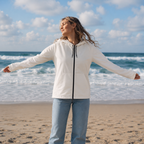 Windbreaker Ivory in warmem Off-White mit Kapuze, schwarzem Reißverschluss und elastischen Bündchen.