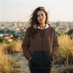 Brauner Windbreaker Mocha Waves für Damen mit Wellenmuster, Kapuze und schwarzer Fronttaschen.